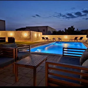 Lucy With Heated Pool & Free Private Parking Apartman
